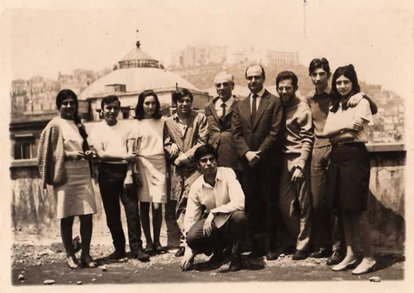 Chiancone (5° da sinistra) e allievi sul terrazzo dell’Istituto d’Arte di Napoli, anni ’70